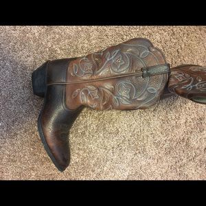 Size 7 Ariat boots!